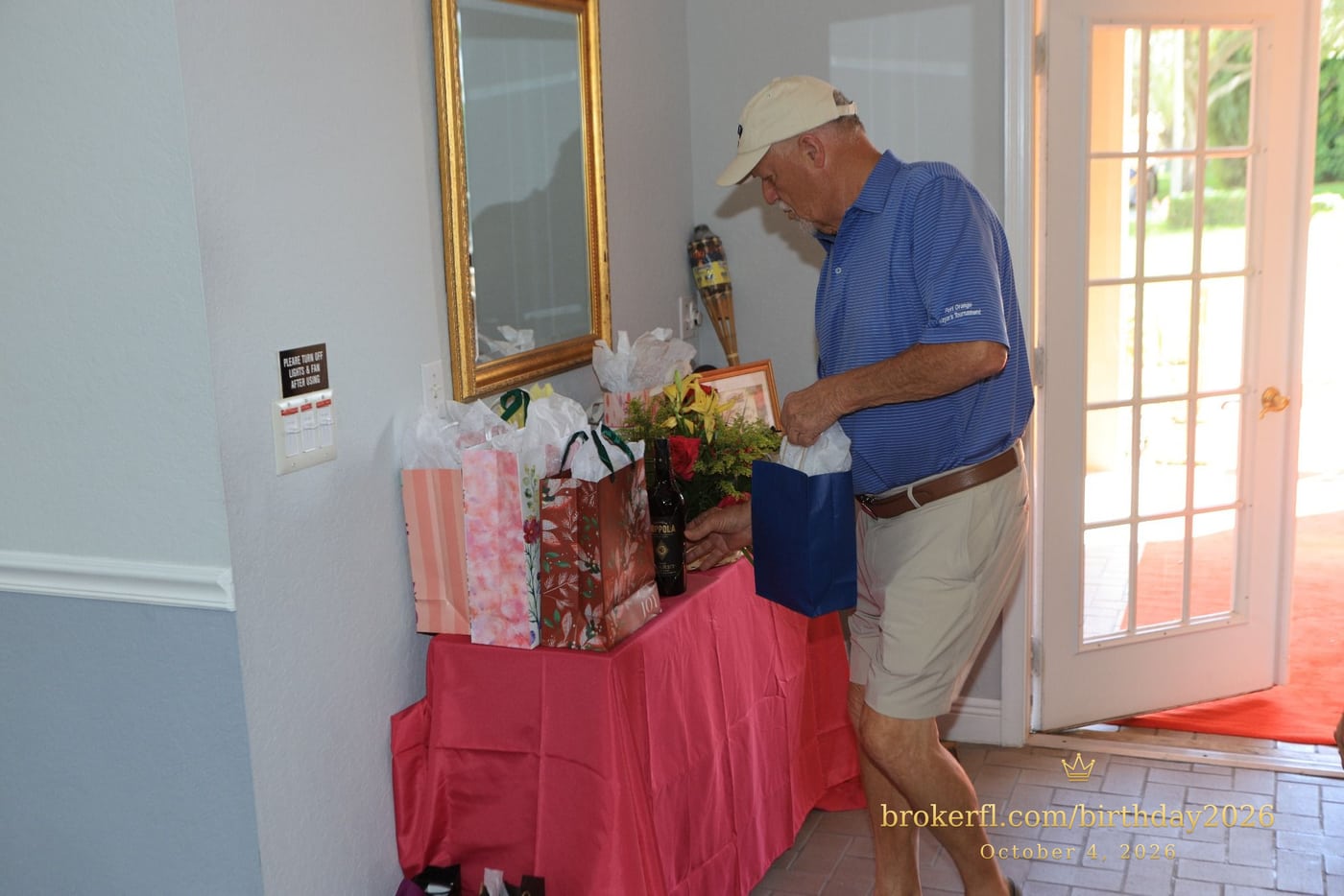 Guest looking at the decorated gift table — Karina Leal's birthday, October 4, 2026.