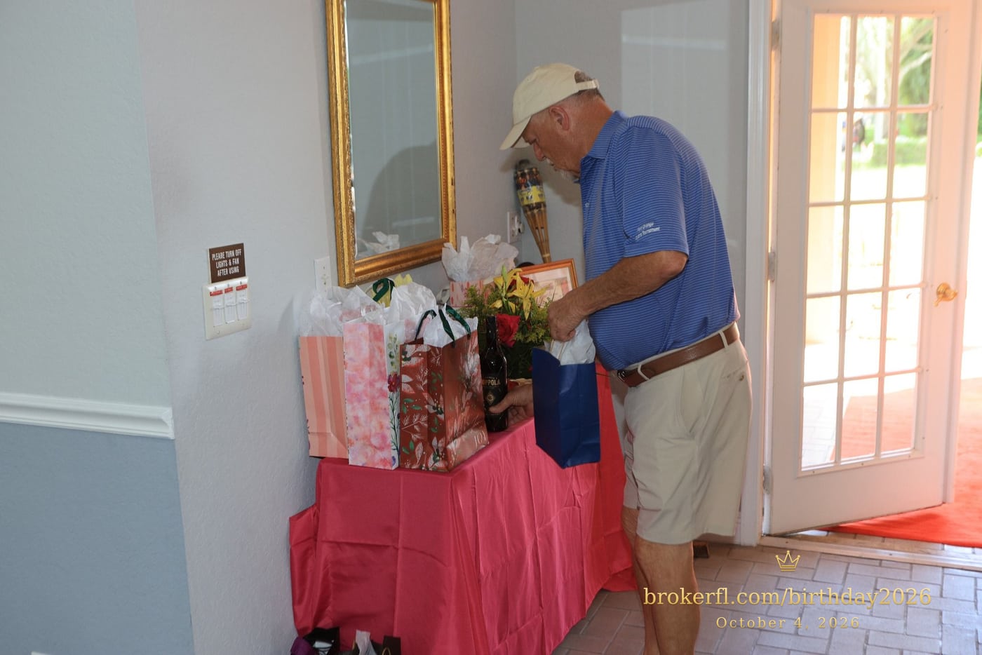 Guest looking at the decorated gift table — Karina Leal's birthday, October 4, 2026.